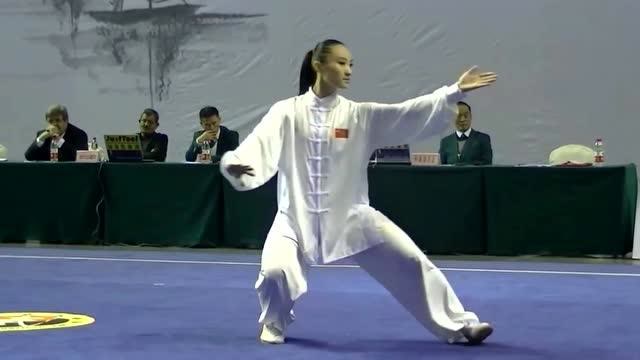 女冠军演练的一套极富美感的太极拳，轻柔舒缓令人赏心悦目