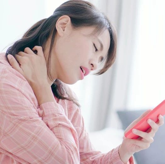 颈椎不适引起的伤害有多大？看完它，你还敢低头玩手机吗？