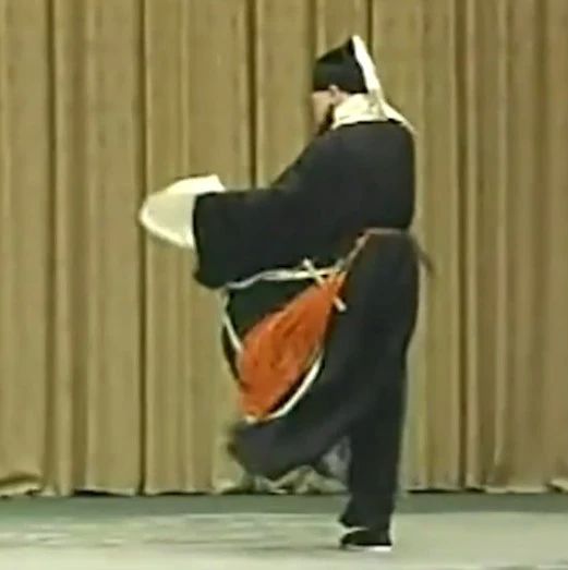 谭元寿先生72岁高龄表演“吊毛”，功力了得！