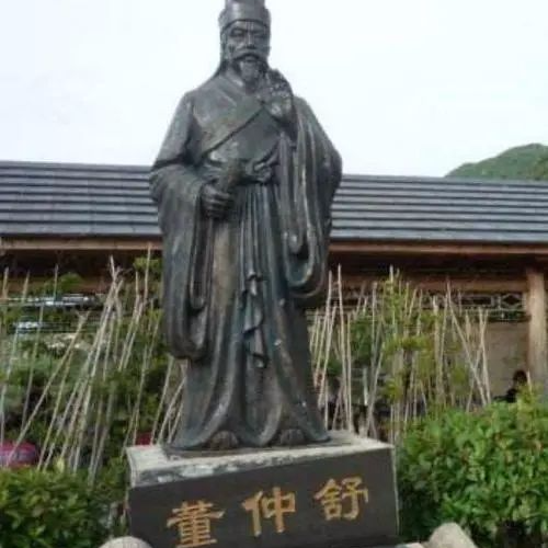 封建统治者最终选择儒家而不是法家，儒家比法家更聪明。
