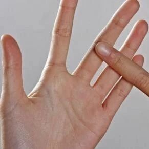 糖尿病人“手指”出现“两个表现”是“脑出血”的提前预警，提前告知你