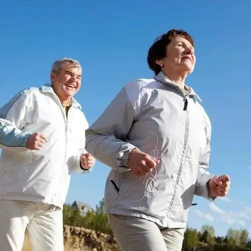 长期静养和每天锻炼的人，谁更长寿？60岁后锻炼，应遵守3个原则