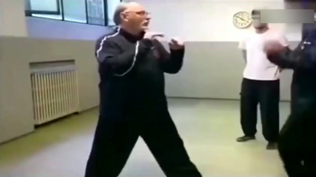 70岁大爷苦练八极拳30年，肌肉变化惊人！