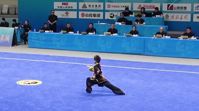 小男孩演练的八极拳简直不要太帅，动作刚劲有力，超有范儿！