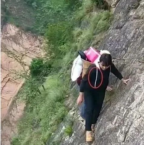 世界上“最窄”的路，夫妻悬崖上却行走自如：身后的树出卖了你