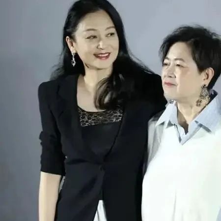 昔日情敌！63岁倪萍和54岁陈红同穿裙装，一个气质有佳，一个高级像似贵妇