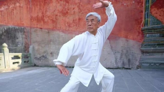 民间老人是武林高手，练习八卦掌五十余年，功夫深不可测